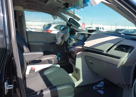 2013 Toyota Sienna Se 8 Passenger z USA, uszkodzony, nr VIN 5TDXK3DC0DS391281